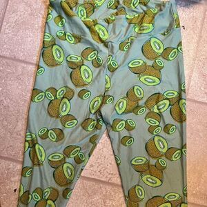 LuLaRoe tall & curvy women’s kiwi leggings!